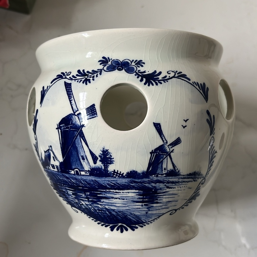 Vintage Set Of Two Delft Blue Tulip Planters Diameter 4.5 in Hight 5in - Picture 2 of 9